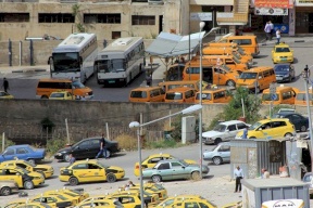 المواصلات: السماح بترخيص المركبات العمومية والحافلات لستة أشهر