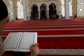 شاهد.. رد فعل فتاة سويدية بعد حرق القرآن