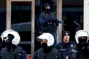 عائلة تركية مات ابنها بالسجن: أجبروه على الانتحار بحبل!