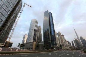 سائق في دبي يصور صديقه عاريا بسبب 500 درهم