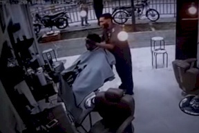 فيديو| إعدام شاب رمياً بالرصاص وهو على كرسي الحلاقة!
