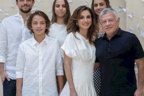 أحلام تعلق على صورة الملكة رانيا مع أسرتها