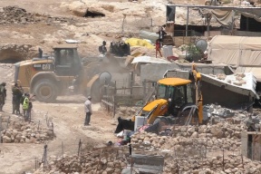 الاحتلال يشرّد 16 فرداً من يطا