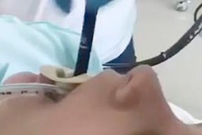 احذر فيديو صادم.. إخراج ثعبان من فم امرأة روسية