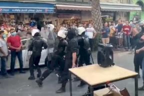 فيديو : الأمن يفض وقفة احتجاجية على دوار المنارة