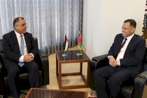  القائم باعمال السفارة العمانية في فلسطين يستقبل المتحدث باسم الحكومة الفلسطينية