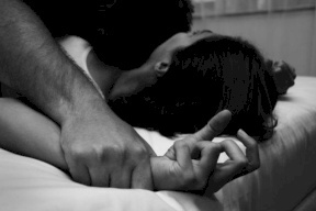أثناء نقلها للمستشفى.. سائق إسعاف يغتصب فتاة مصابة بـفيروس كورونا