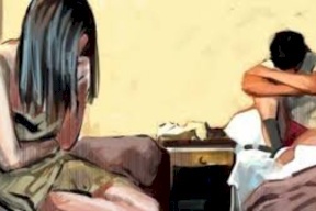 اكتشف خيانة زوجته بعد 11 سنة.. أبناؤه الثلاثة ليسوا من صلبه