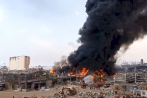 لا إصابات في حريق بمرفأ بيروت ودعوات للتحقيق
