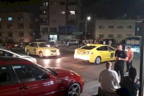 صورة: في مشهد صادم.. سيدة بالأردن ترمي طفلين داخل "حاوية قمامة" وتلوذ بالفرار