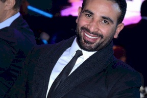 طبيب ينشر صورا للمطرب أحمد سعد قبل وبعد عملية تجميل