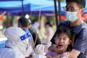 العالم يسجل رقماً قياسياً بإصابات كورونا اليومية