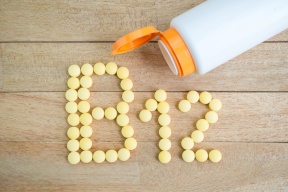علامة في نومك تدل على نقص مستويات فيتامين B12!