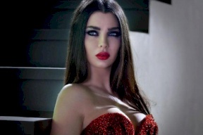 شاهد: "قمر" تتعرض لهجوم شرس بعد عمليات التجميل.. وصورها "بالمايوه"