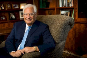 إسرائيل هيوم تتراجع: فريدمان لم يقل إن أمريكا تفكر بتغيير القيادة الفلسطينية