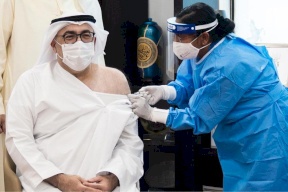 وزير إماراتي يتلقى جرعة من لقاح كورونا