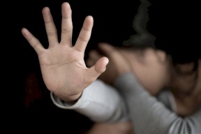 طفلة تطالب الأطباء بتركها تموت إثر تعرضها للاعتداء الجنسي من عائلتها