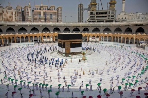 استئناف العمرة.. لا أحد سيلمس الكعبة والحجر والأسود