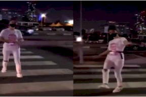 فيديو- فتاة ترقص وسط الشارع بالسعودية.. ومطالب بمحاسبتها