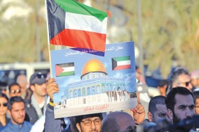 صورة : كويتي يضع تمثالًا لفلسطين أمام منزله