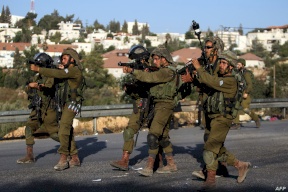 الخليل: الجيش الإسرائيلي يُصيب فتى برصاصة في صدره 