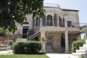 اشتية يتدخل وينهي أزمة مركز خليل السكاكيني