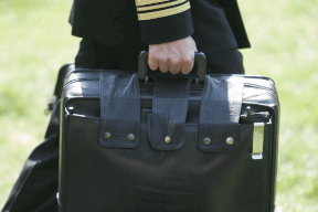 صورة: الحقيبة النووية رافقت ترامب إلى المستشفى!