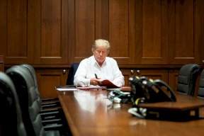 مسؤول أمريكي: ترامب سيبقى في المستشفى لفترة أخرى