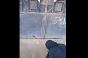 شاهد- أول صورة للسيدة المصرية التي حبسها ابنها لعام كامل داخل منزلها