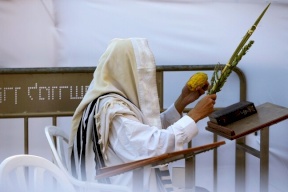 كبير حاخامات إسرائيل يصلي من أجل شفاء ترامب