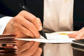 ورقة لدونالد ترامب تشعل "تويتر": الرئيس يستخف بشعبه!