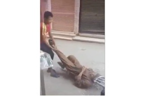 فيديو: شاب يسحل عجوزاً في الشارع ويسبب ضجة بمصر
