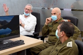 وزير جيش الاحتلال  يوقع امرا عسكريا لمصادرة الاموال  التي تنقل للاسرى