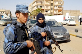 ليبيا: صورة لشرطي مع معتقل تثير سخط رواد مواقع التواصل