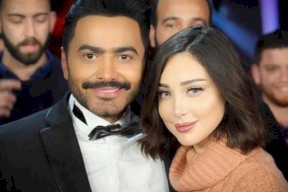 فيديو- تامر حسني ينفعل على معجب اقترب من زوجته