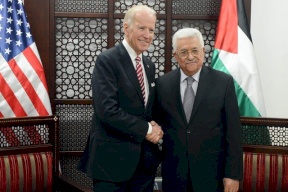 الإعلام العبري: أبو مازن يفتح قناة اتصال مع منافس ترامب