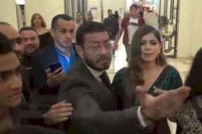 شاهد: معجب يتحرش بابنة الفنان المصري أحمد زاهر ويثير جنونه: بلاش التلزيق ده عيب كدة !