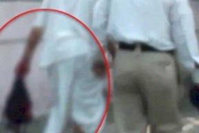 جريمة مروعة.. هندي يقطع رأس زوجته ويسير به في الشارع