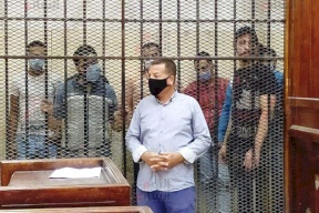 ضربها وفعل فعلته الدنيئة.. شاهد بالفيديو لحظة الحكم على مصري اغتصب ابنته 9 مرات!