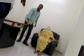 ممددة داخل سيارة.. صور زوجة البشير تثير ضجة سودانية