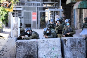 إصابة طفل وشاب برصاص الاحتلال في الخليل