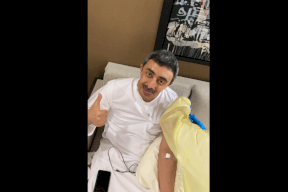 عبد الله بن زايد يتلقى لقاح كورونا تمهيدا لتعميمه في الإمارات