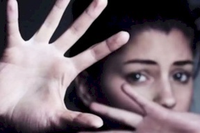 فيديو: ضرب مشعوذ هندي اغتصب طفلة لمدة 3 أشهر بحجة علاجها
