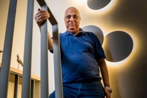 صورة: في ذكراها .. منسق صفقة "شاليط" يتظاهر ضد نتنياهو