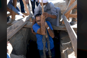 لهذا السبب.. رئيس الوزراء المصري يتدلى بحبل داخل بئر