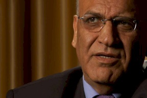 الإعلام العبري: عريقات بحالة حرجة وعائلته تلقي النظرة الأخيرة عليه