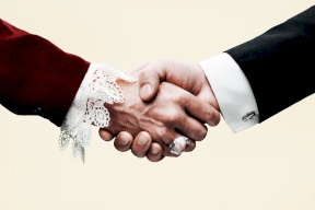 محكمة ألمانية تحرم طبيباً من الجنسية لرفضه مصافحة امرأة!