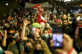 بالفيديو.. اقتحام حفل عيد ميلاد زوجة مدير مصرف لبناني