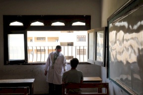 مصر.. طلاب يستخدمون شاشات المدارس لمشاهدة أفلام مخلة بالآداب