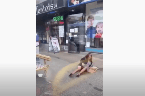 فيديو يثير الجدل في كندا.. شاب يعتدي على امرأة ويقذفها من الحافلة
